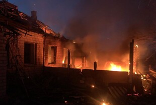 Росіяни обстріляли село на Донеччині: рятувальники гасили полум’я під загрозою повторного удару