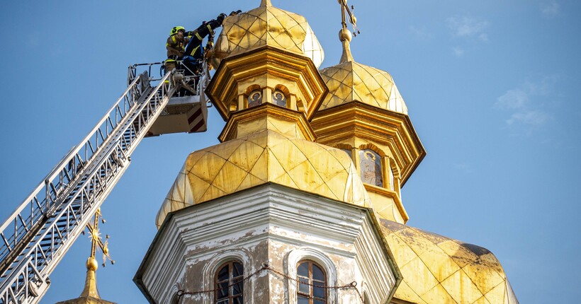 У Києво-Печерській лаврі демонтували пошкоджений хрест на храмі (фото)