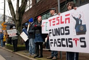 Протестувальники у Лісабоні блокують автосалони Tesla: у чому причина