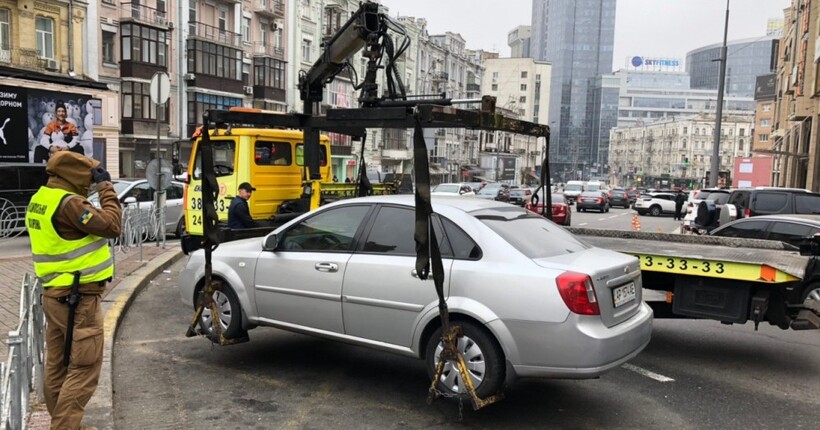 У Києві заборонили евакуацію приватних авто під час повітряної тривоги