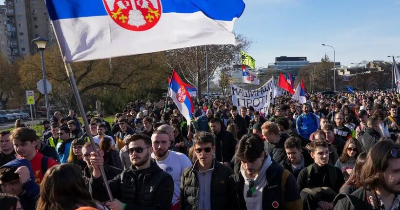 У столиці Сербії проходить багатотисячний антиурядовий мітинг (відео)