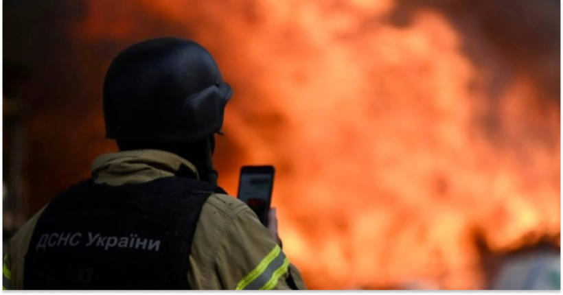 У Чернігові ворожий дрон влучив у багатоповерхівку, на стоянці спалахнули автівки