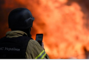 У Чернігові ворожий дрон влучив у багатоповерхівку, на стоянці спалахнули автівки