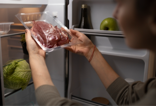 Як правильно зберігати продукти у морозильній камері: найкращі лайфхаки