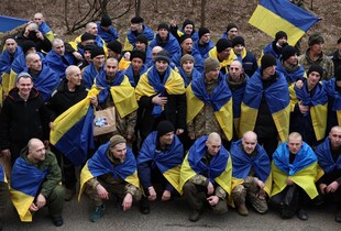Масштабний обмін полоненими: з'явилося відео зі звільненими захисниками