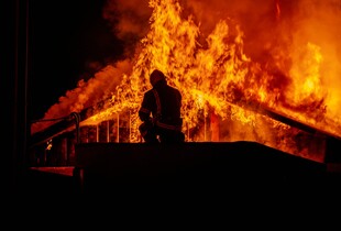 На Харківщині через російський обстріл спалахнула пожежа у складській будівлі