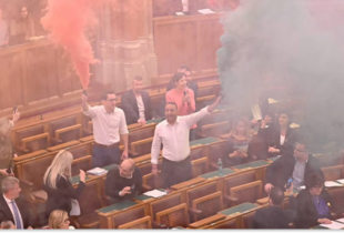 Угорські опозиційні депутати оштрафовані на 200 тисяч євро за протест проти антиЛГБТК+ закону