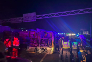 На Львівщині маршрутка зіткнулася з вантажівкою: постраждали понад 20 людей