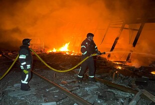 На Харківщині після обстрілів рф виникла пожежа у складській будівлі (фото)
