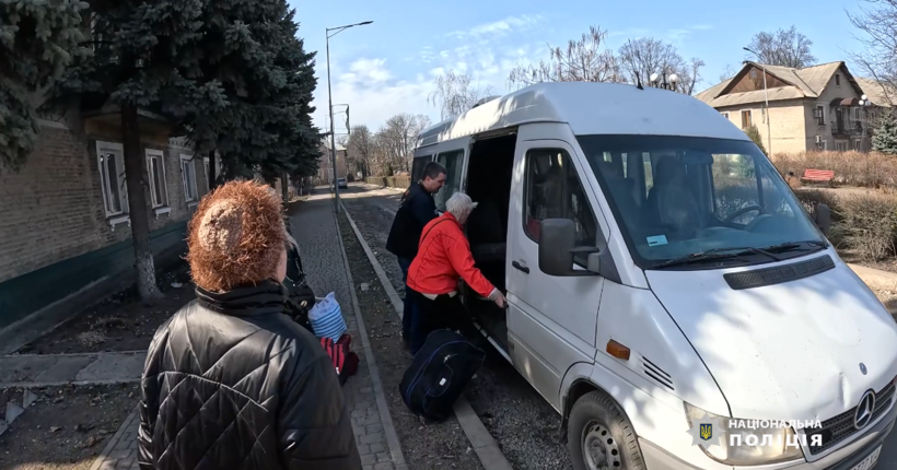 Евакуація з Покровська: правоохоронці врятували п’ятьох людей із зруйнованого району