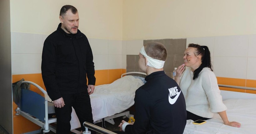 Врятував пасажирів з автобуса після удару по Сумах: Клименко відвідав хлопчика