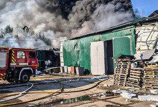 На Харківщині рятувальники ліквідували масштабну пожежу на підприємстві після атаки рф