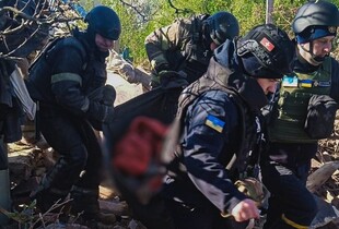Рятувальники витягнули тіло загиблого чоловіка з-під завалів після авіаудару по Куп'янську (фото)