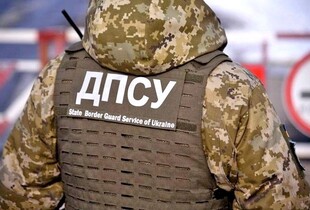 Прикордонники викрили спробу незаконного виїзду у спальному відсіку вантажівки