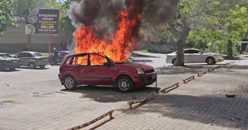 У центрі Херсона дрон атакував автомобіль: поранено двох людей