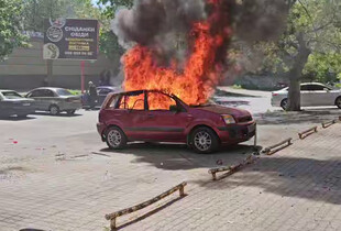 У центрі Херсона дрон атакував автомобіль: поранено двох людей