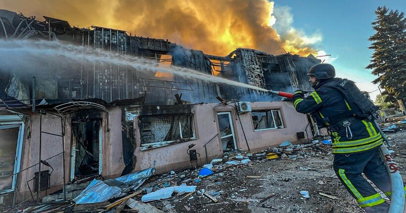 Окупанти завдали масованого удару по центру селища на Куп'янщині: є поранені, виникла пожежа (відео)