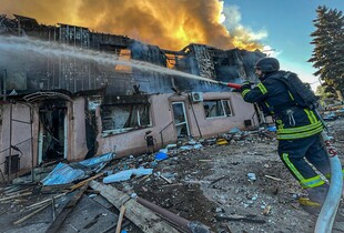 Окупанти завдали масованого удару по центру селища на Куп'янщині: є поранені, виникла пожежа (відео)
