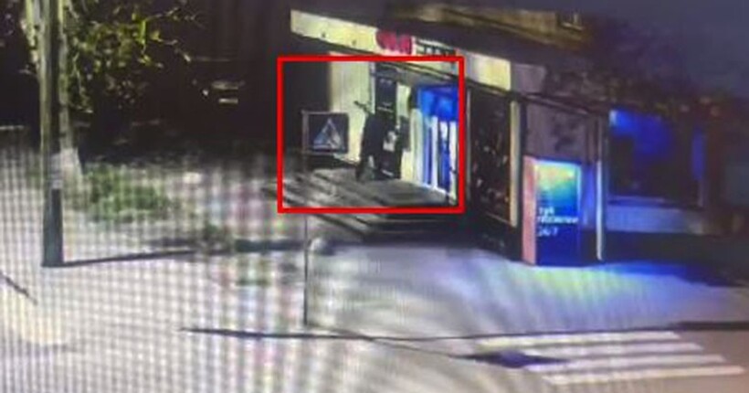 Побачив, що на картці немає грошей і розтрощив банкомат: у Києві затримали чоловіка