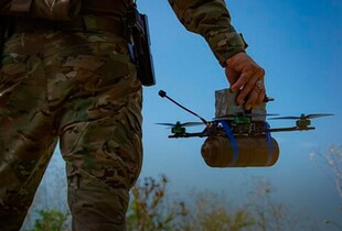 Українські морпіхи дронами знищили техніку ворога на Покровському напрямку (відео)