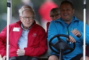 Баффет йде з посади голови Berkshire Hathaway: хто замінить легенду