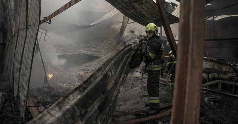 У Гідропарку в Києві сталася масштабна пожежа в складських приміщеннях (відео)