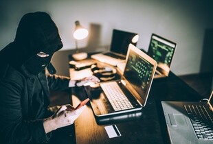 Як не стати жертвою аферистів і чому рідним військових варто бути уважнішими: поради від Кіберполіції