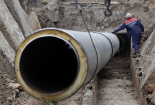 У Києві на Воскресенці прорвало трубопровід (відео)
