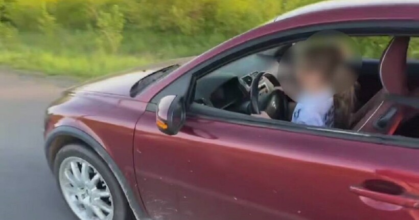 На Львівщині батько посадив за кермо малолітню дочку: поліція розшукала чоловіка
