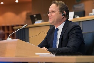 Єврокомісар від Угорщини заблокував план ЄС щодо відмови від російських енергоносіїв