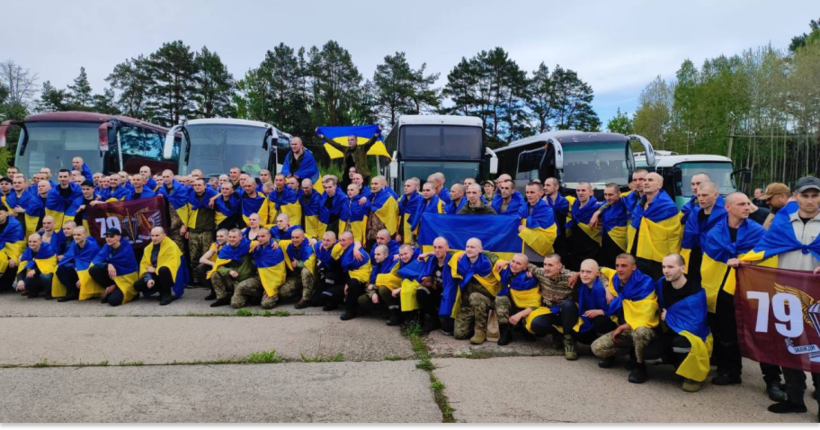 Україна та росія провели обмін полоненими: на Батьківщину повернулись 205 військових