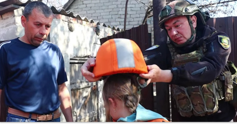 З прифронтового села на Донеччині евакуювали трьох дівчаток та їхнього батька