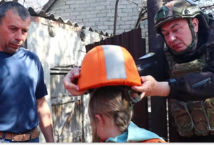 З прифронтового села на Донеччині евакуювали трьох дівчаток та їхнього батька