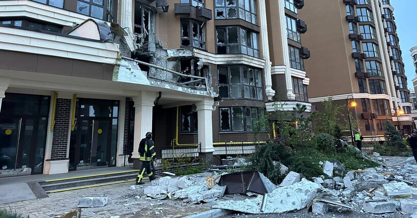 Обстріл Київщини: через атаку росіян пошкоджено будинок та 10 автівок