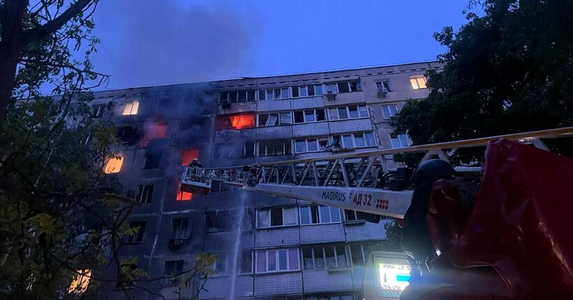 Атака на Київ: працівники ДСНС під час гасіння пожежі знайшли два тіла