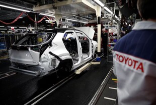 Toyota прогнозує падіння прибутку на 20% через слабкий долар та тарифи Трампа