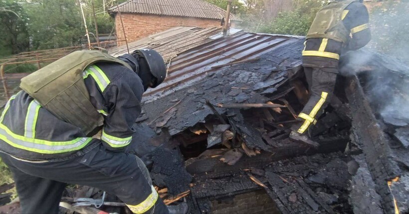 Нікополь: внаслідок обстрілів сталась пожежа, пошкоджено будинки