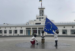 Малюків-засновників Києва переодягли до Дня Європи (фото)