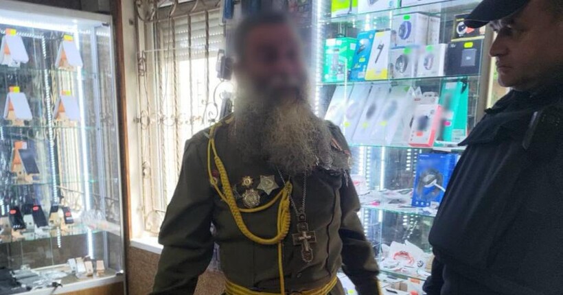 На Закарпатті затримали священника УПЦ (МП), який гуляв по селищю у радянській формі