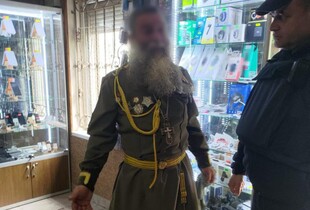 На Закарпатті затримали священника УПЦ (МП), який гуляв по селищю у радянській формі (фото)