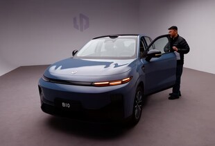 Продажі авто у Китаї зросли в квітні(+14,8%) завдяки субсидіям: інтерес до автопілоту падає