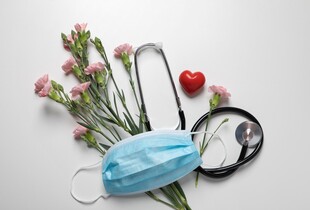 День медсестри 2025 – найкращі привітання у віршах, прозі та яскраві листівки 