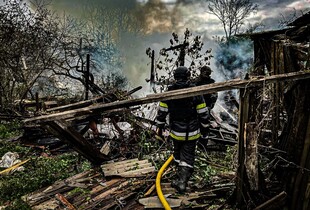 Окупанти КАБом атакували житловий сектор на Харківщині: є постраждалі (фото)