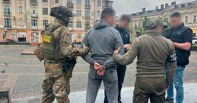 У Чернівцях затримали правоохоронця-організатора схеми незаконного перетину кордону