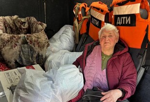 З Сумщини евакуювали жінку з гусенятами з-під обстрілів