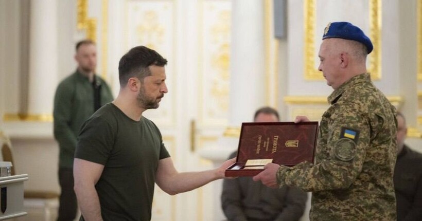 Зеленський вручив “Золоту Зірку” Героям України та родинам загиблих воїнів