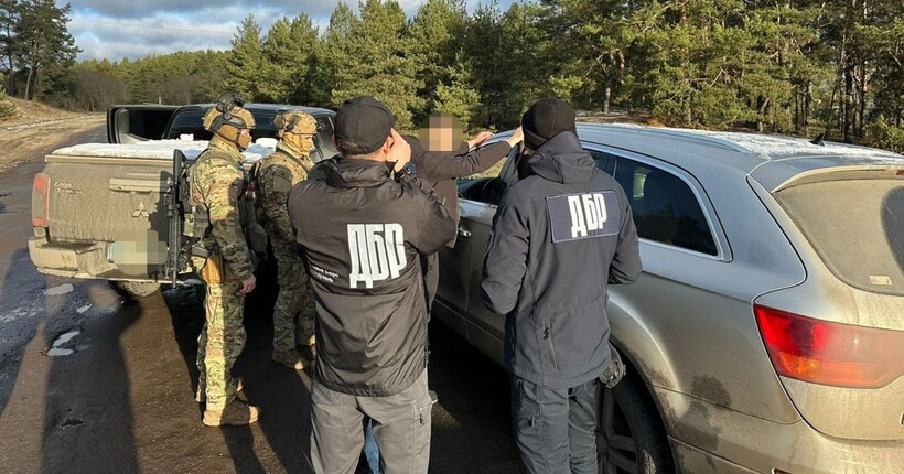Хотів незаконно вивезти чоловіків до Білорусі за гроші: поліцейського з Рівненщини судитимуть 