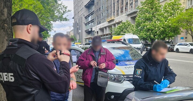 Надавав послуги звільнення зі служби та незаконного перетину кордону: 