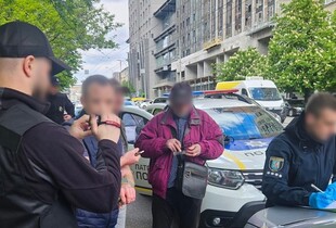 Надавав послуги звільнення зі служби та незаконного перетину кордону: 