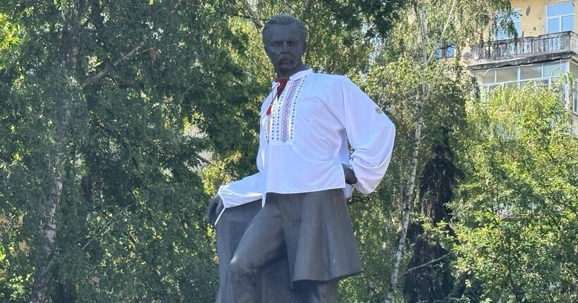 У Дніпрі з нагоди Дня вишиванки одягнули памʼятники Шевченка й Поля (фото)